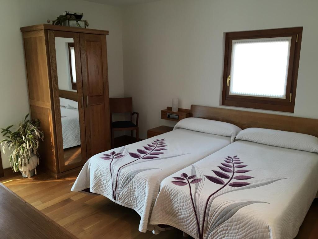Postel nebo postele na pokoji v ubytování Casa Rural Roncesvalles