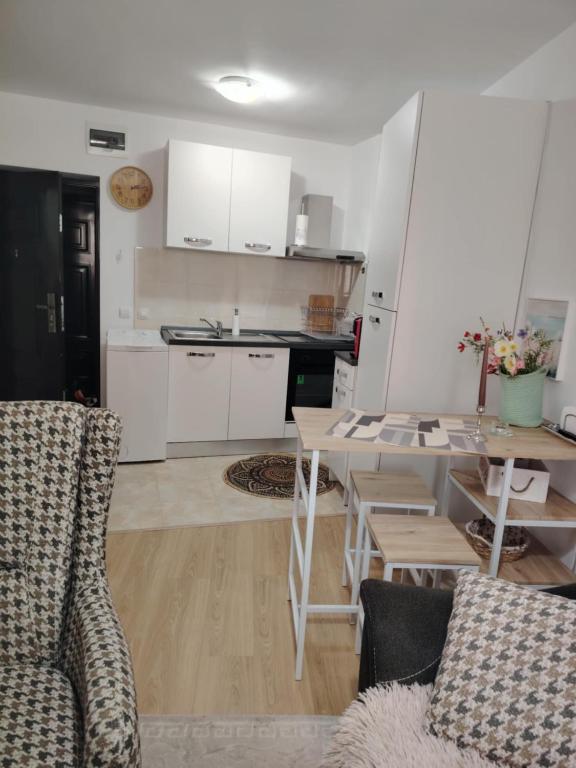 un soggiorno con tavolo e cucina di Apartament Khan Kubrat a Sandanski