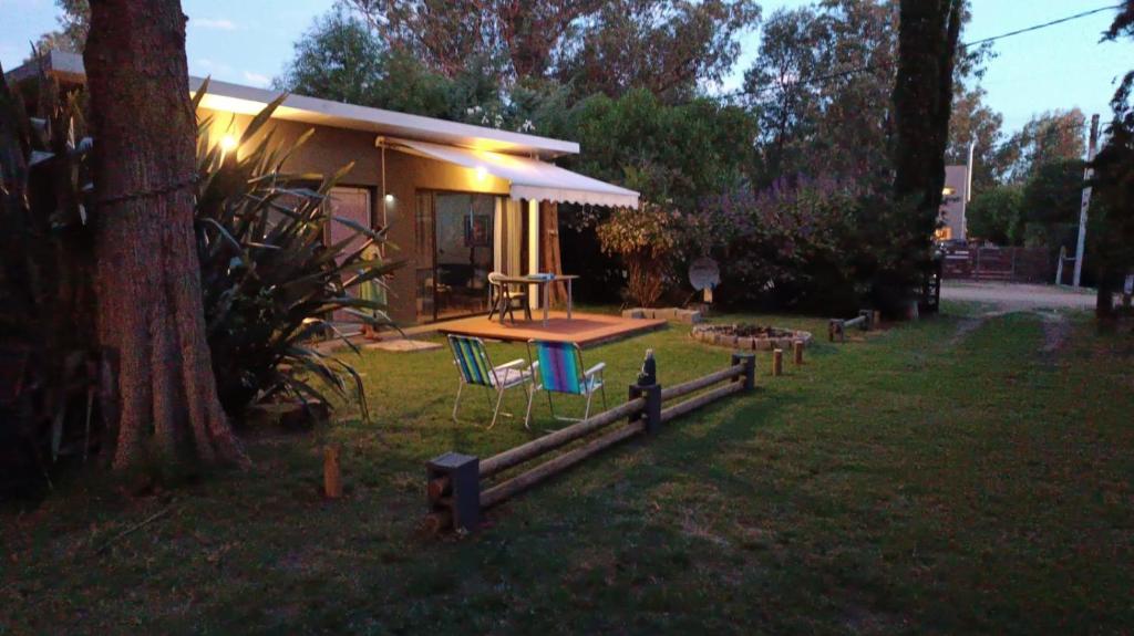 ein Haus mit einem Tisch und Stühlen im Hof in der Unterkunft Cuatro estaciones - Casa en PuntaNegra in Barra de Portezuelo