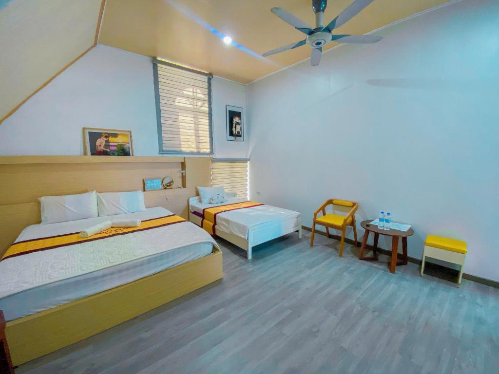 Giường trong phòng chung tại Gem’s House