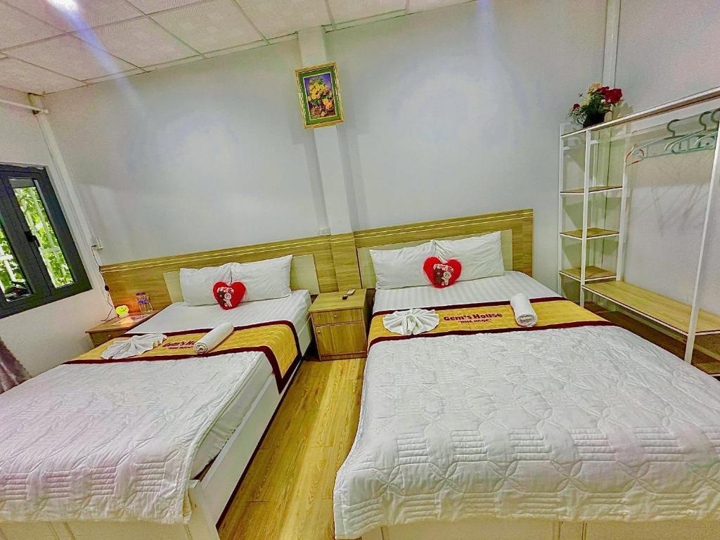 Giường trong phòng chung tại Gem’s House