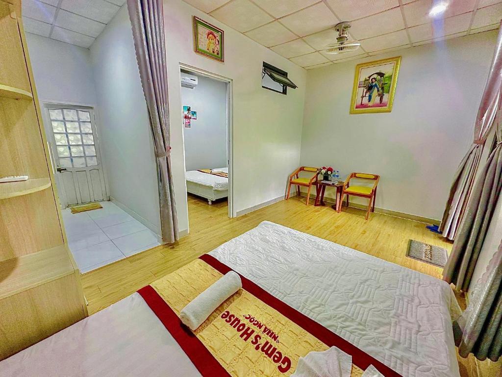 Giường trong phòng chung tại Gem’s House