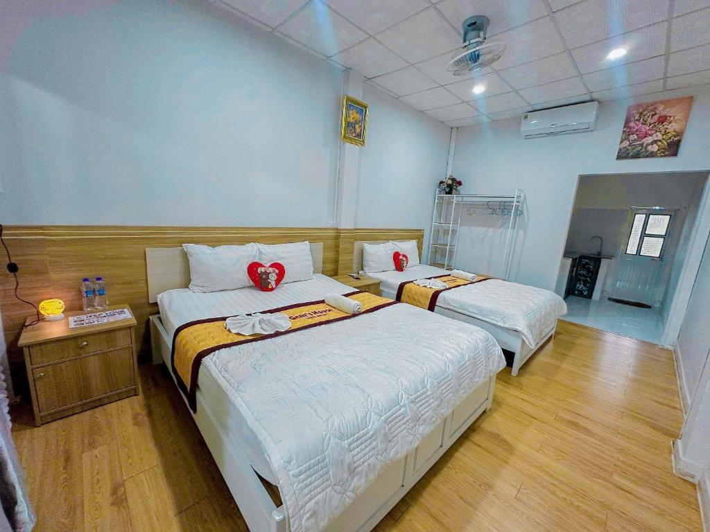 Giường trong phòng chung tại Gem’s House