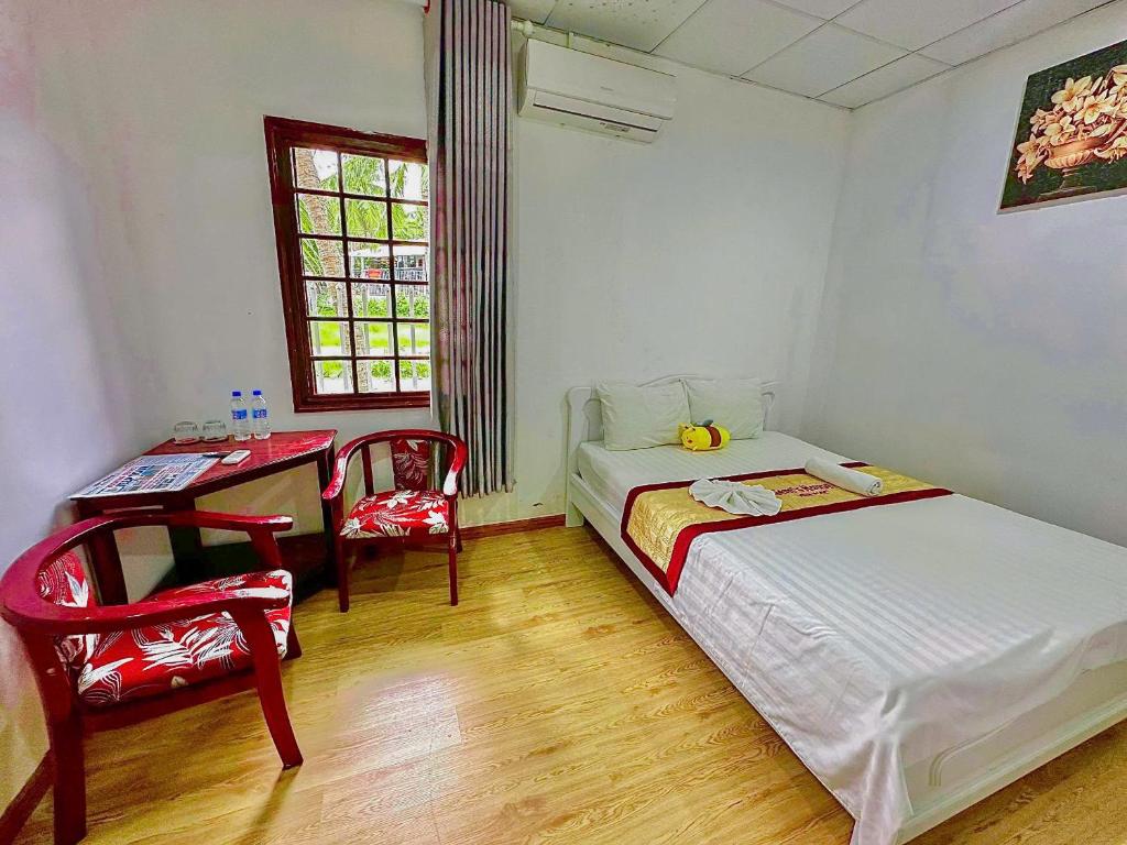 Giường trong phòng chung tại Gem’s House