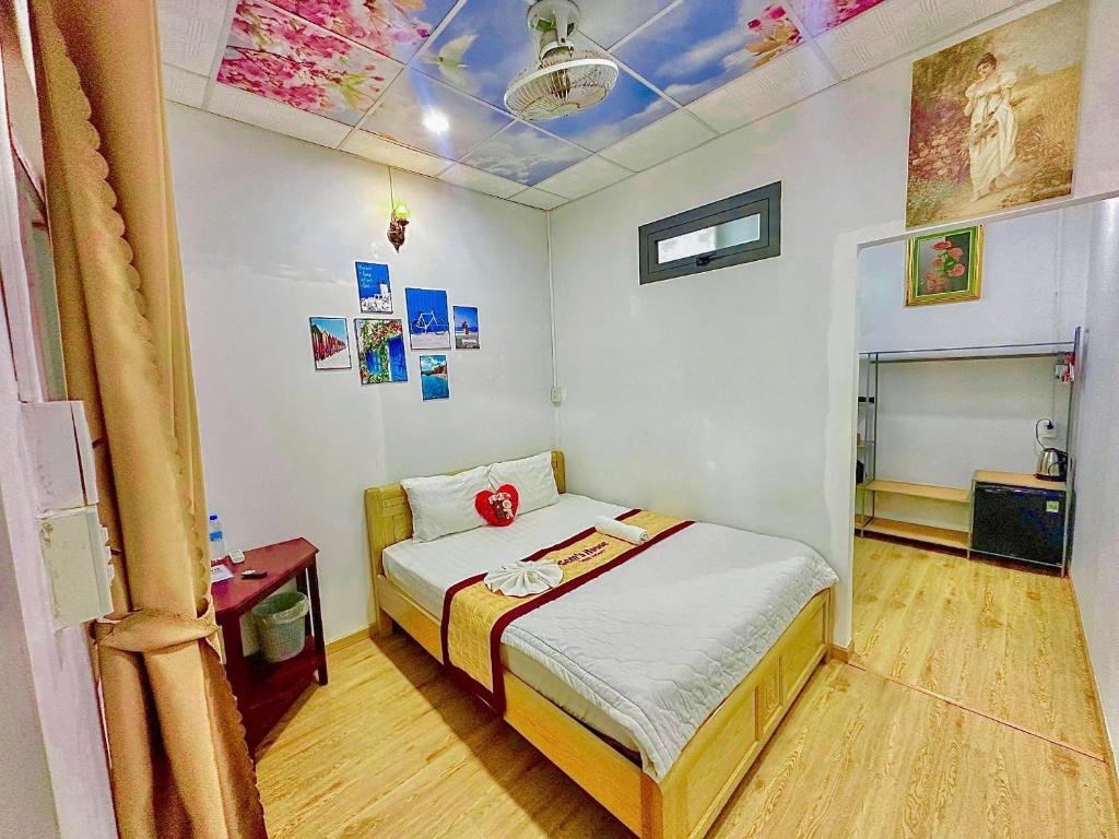 Giường trong phòng chung tại Gem’s House