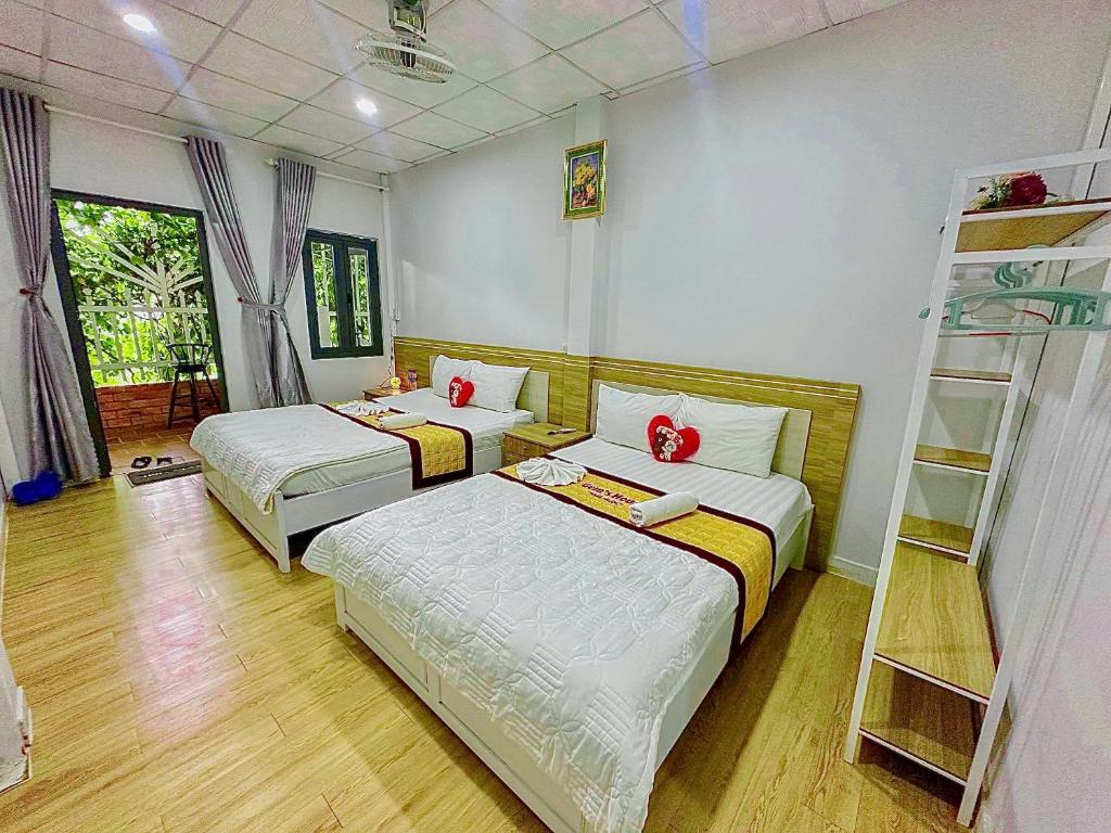 Giường trong phòng chung tại Gem’s House