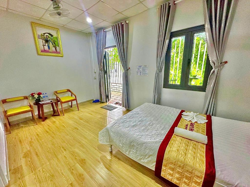 Giường trong phòng chung tại Gem’s House