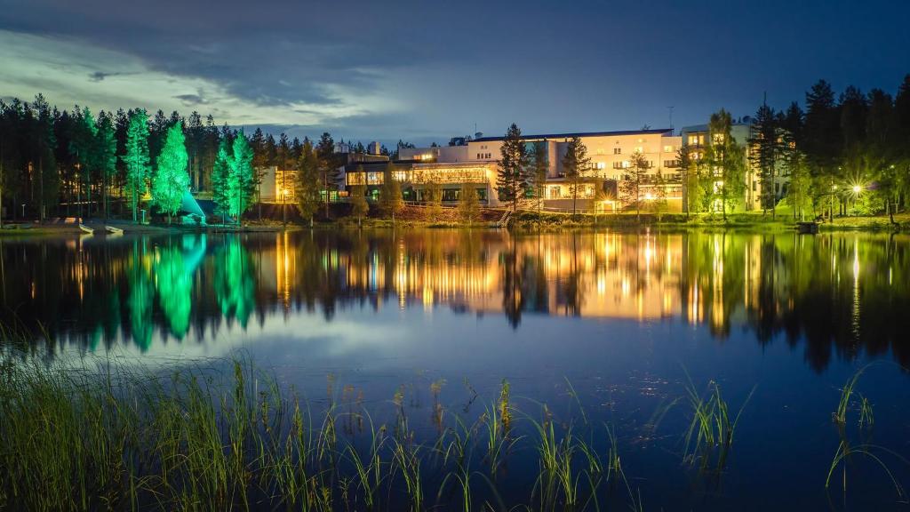 Blick auf einen See in der Nacht in der Unterkunft Rokua Health & Spa in Rokua