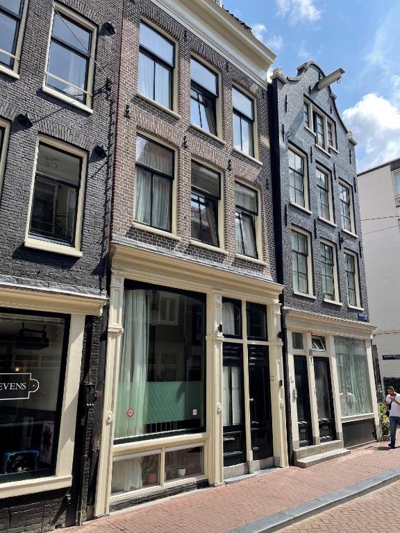 Hotel Artist House Amsterdam, a building with windows on a city street at Artist House Amsterdam in Amsterdam