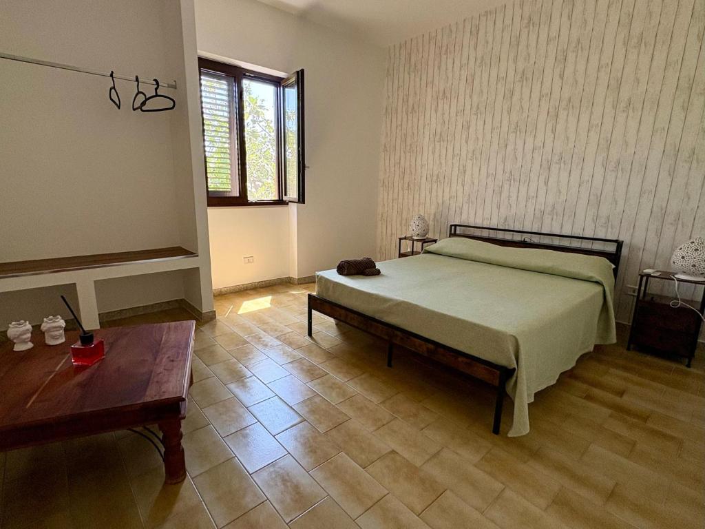 Leporano MarinaにあるLa Cialleddaのベッドと木の床のある寝室