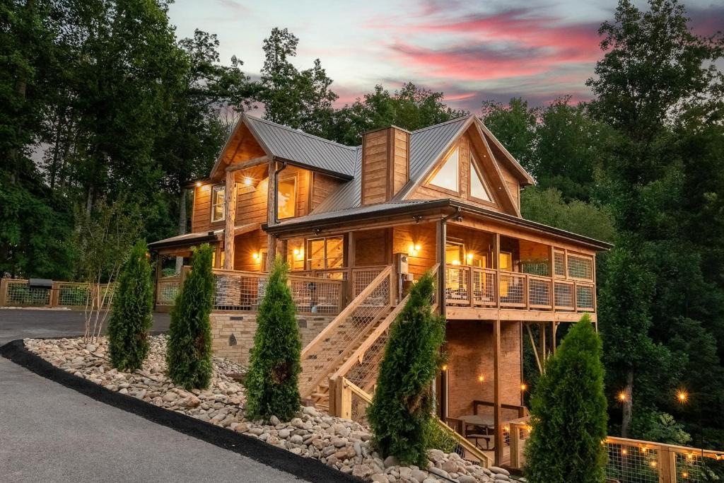 een blokhut met een gambrel dak bij Friends in Bear Places By Avada Properties in Greystone Heights