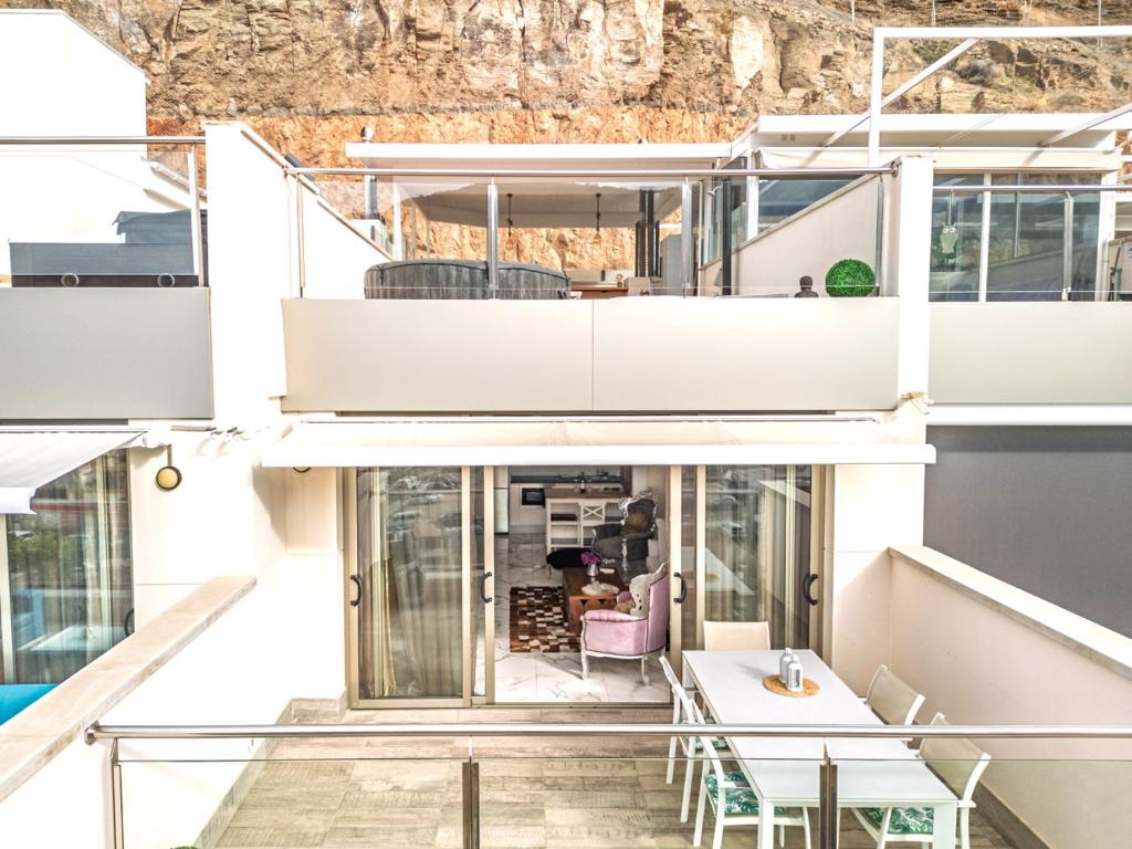 Μπαλκόνι ή βεράντα στο Puerto de Mogan - Luxe Apartment with roof terrace and sea view