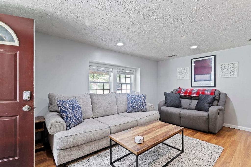 Et opholdsområde på Cozy & Quiet Home Away from Home - 3 Beds 2 Baths - Fully Fenced Yard