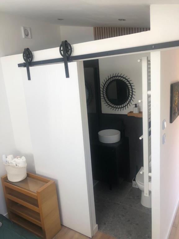 bagno con porta aperta su servizi igienici di Bluebell cottage a Saleignes