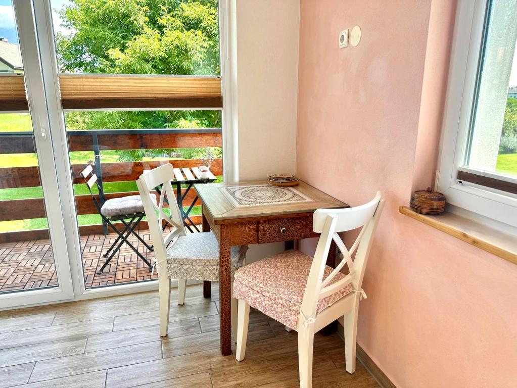 Cette chambre dispose d'un balcon avec une table et des chaises. dans l'établissement Two Angels, à Bled