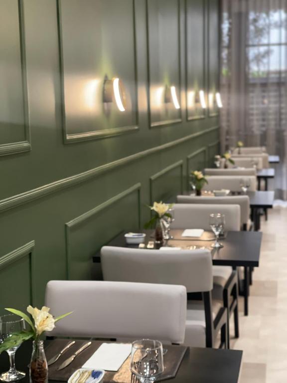 a row of tables and chairs in a restaurant at Hotel Boutique Itaim in São Paulo