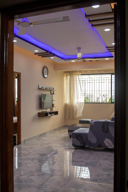 a large room with a blue ceiling at Casa Santana in Dabolim