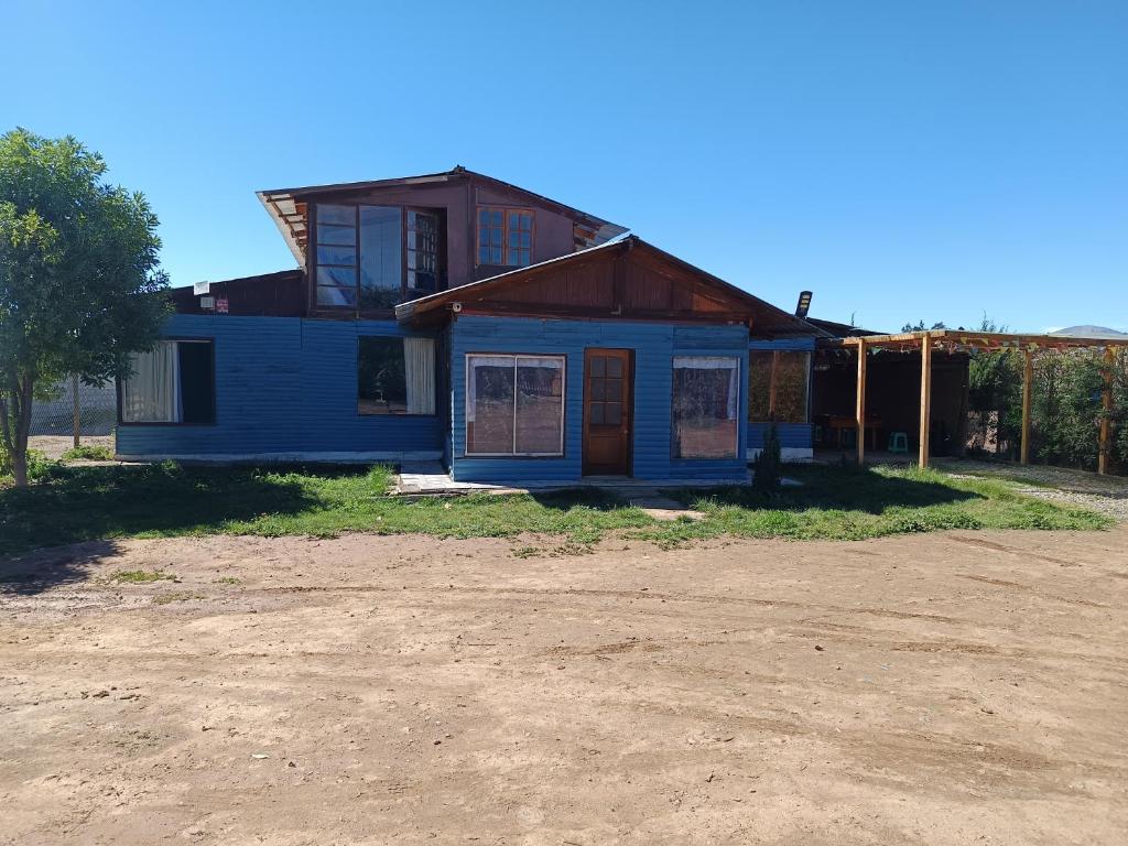 a blue house sitting on top of a dirt road at Casa Taberna Azul in Vallenar