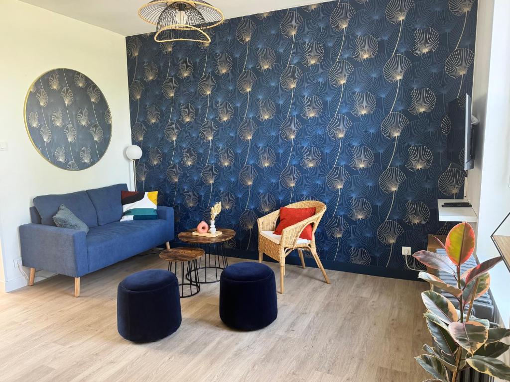 a living room with a blue wall with a blue couch andools at Maison Malabry en hyper centre avec jardin 6 pers in Bressuire