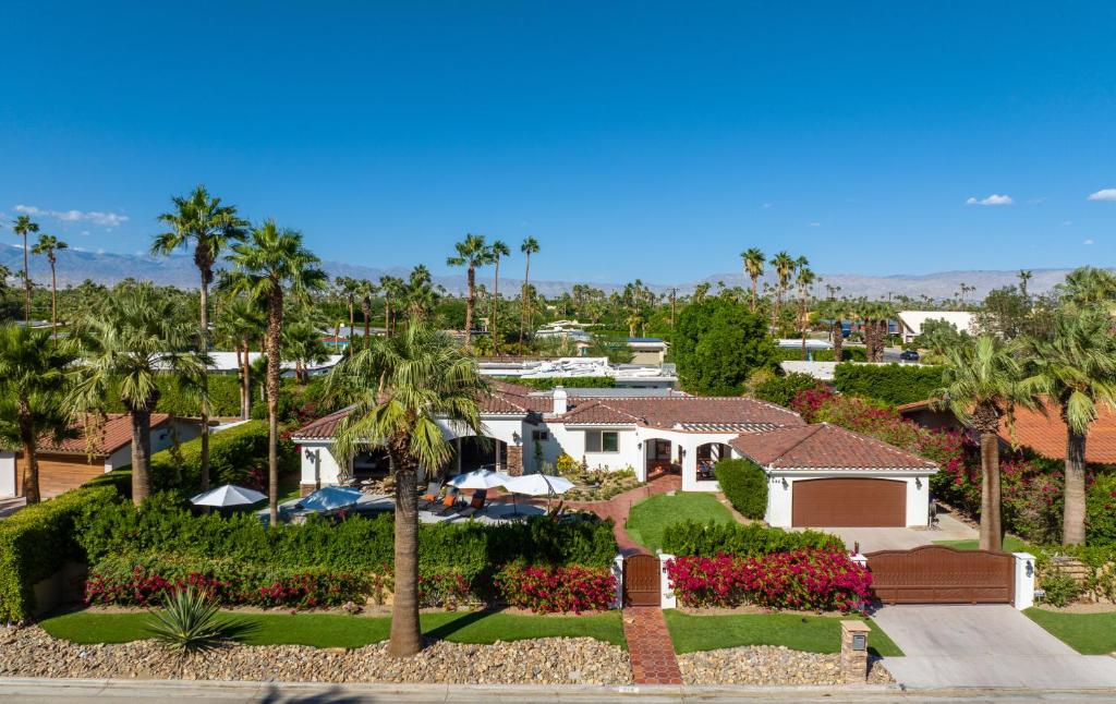 vue aérienne d'une maison avec palmiers et aménagement paysager dans l'établissement Mirador Desert Oasis by ACME House Company, à Palm Springs