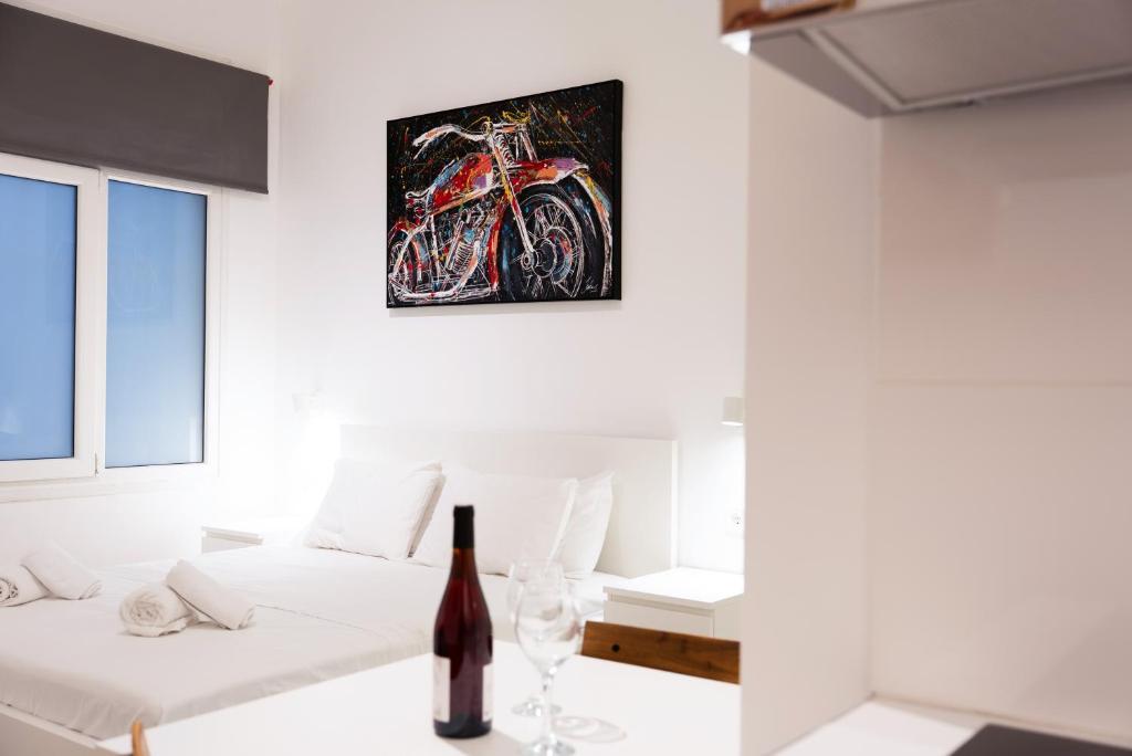 une pièce avec des meubles blancs et un tableau au mur dans l'établissement Syntagma square 25sqm Cozy studio, à Athènes
