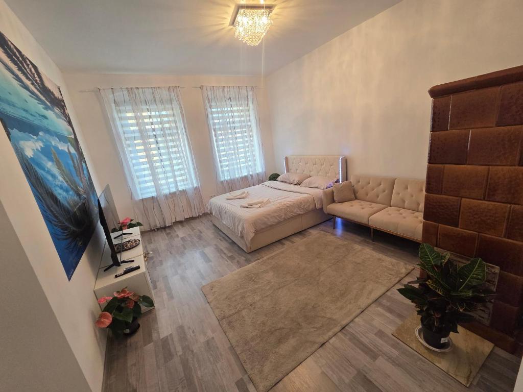 a living room with a couch and a tv at 1 Apartments Angels okb in Altenburg