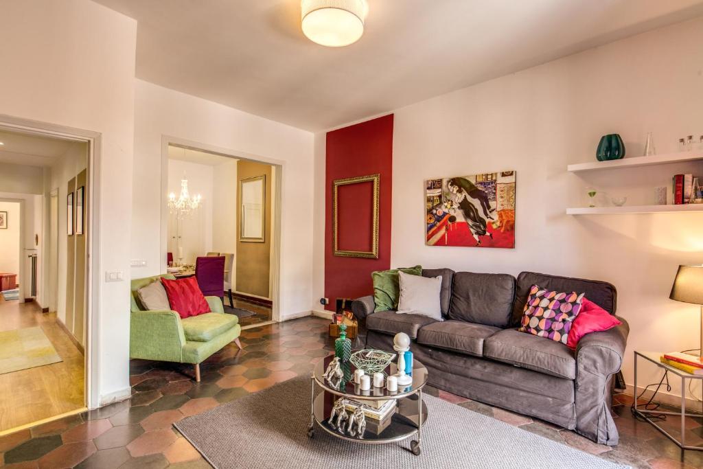sala de estar con sofá y mesa en AwesHomeItaly - Spagna Glamour Life Penthouse, en Roma