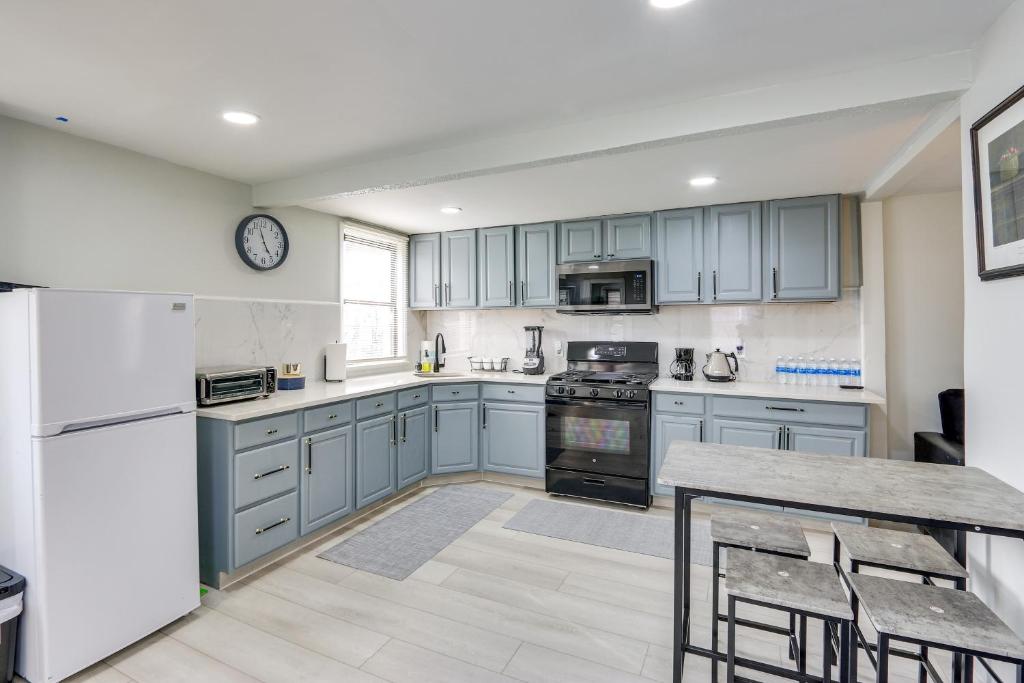 una cucina con armadi blu e piano di lavoro di Jersey City Vacation Rental about 8 Mi to NYC! a Jersey City