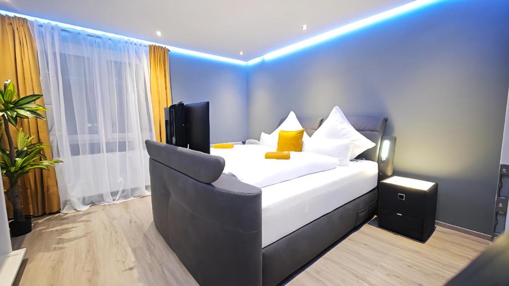 a bedroom with a large white bed with a chair at DANESSI-Familie,Business,nahe Koblenz,6 Personen,Saniert,direkte Anbindung Industriegebiet,TV Kingsize Boxspringbett in Mülheim-Kärlich