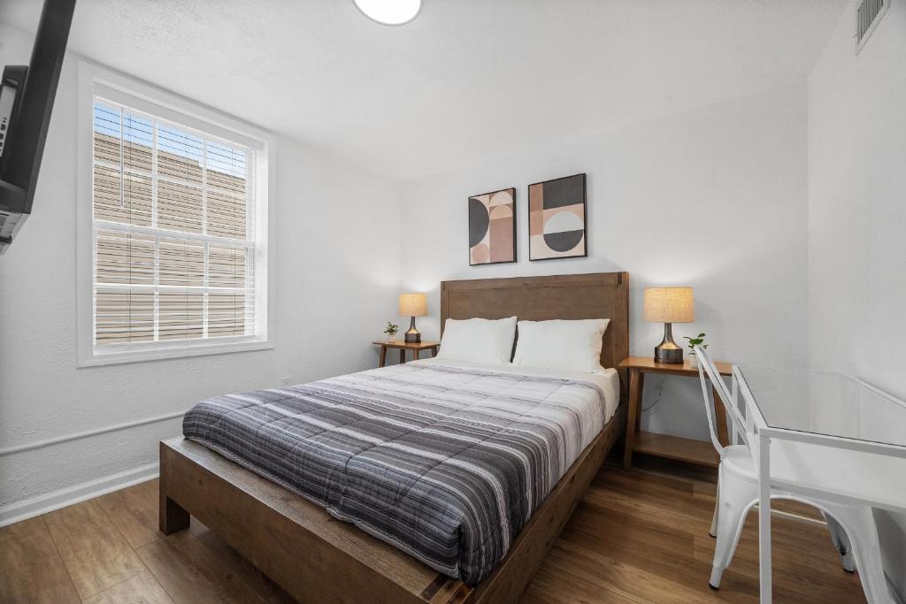 Ένα ή περισσότερα κρεβάτια σε δωμάτιο στο Bloomfield Pittsburgh F Stylish Cozy Private Bedroom, Shared Bathroom, with Free Parking