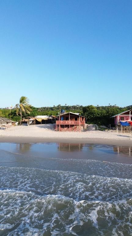 a beach with some houses and the water at Brisa do Mar in Macajatuba