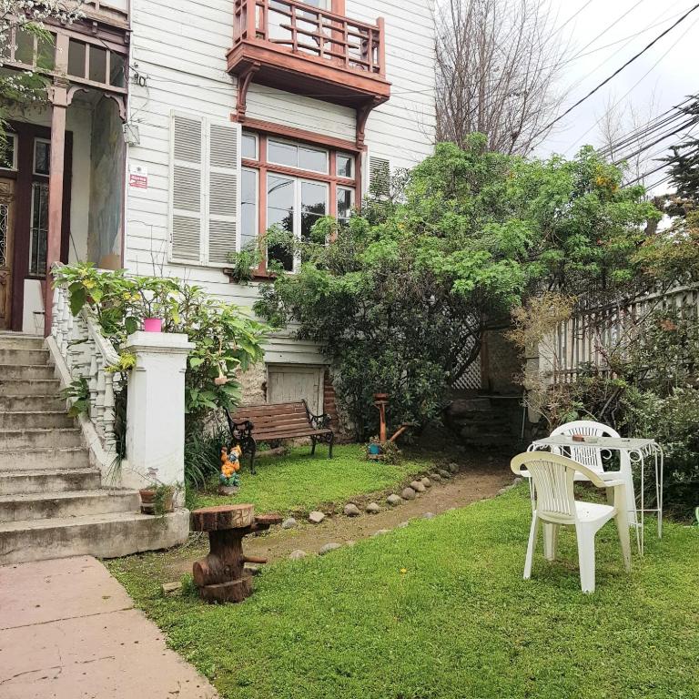 una casa con dos sillas y un banco en el patio en Habiteca Acentto B&B, en Viña del Mar