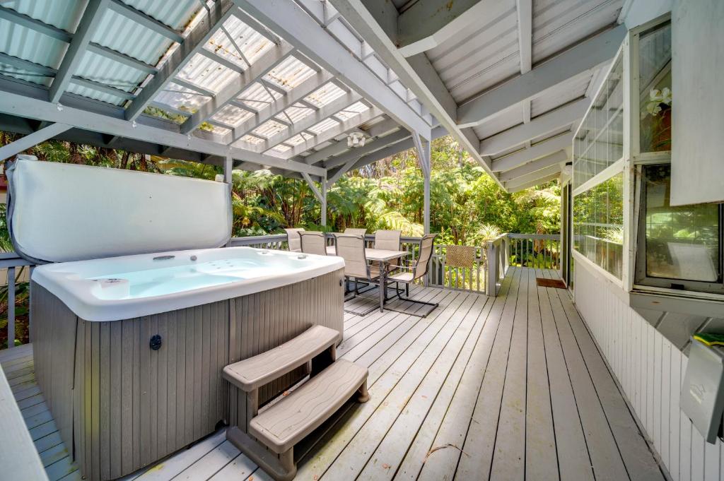 Picture of Private Hot Tub and Deck Tranquil Volcano Hideaway!, Volcano (updated ...