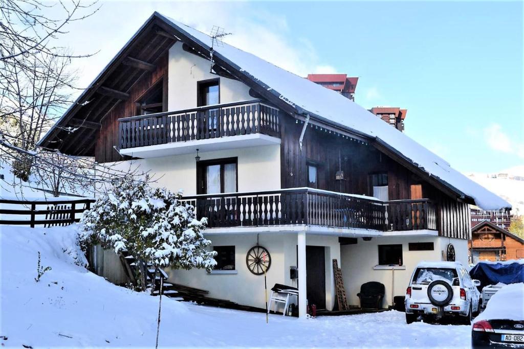 ein großes Haus mit Schnee auf dem Dach in der Unterkunft Chalet Genepy - CHALET 12 PERSONNES 150 M² MAE-9294 in Le Corbier