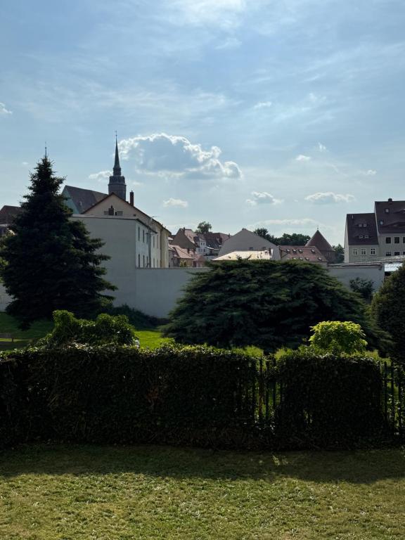 vistas a una ciudad con un edificio blanco en Apartment Boho Living, en Bautzen
