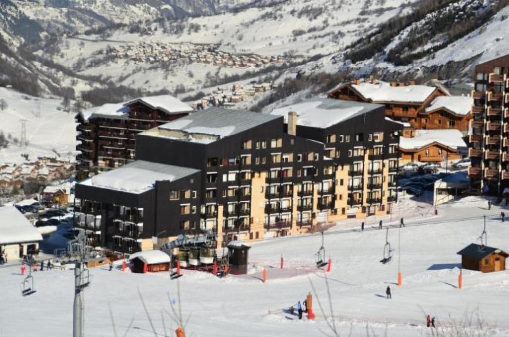 a large building on top of a snow covered mountain at Résidence Villaret - Chaleureux studio cabine aux Ménuires MAE-5794 in Les Menuires