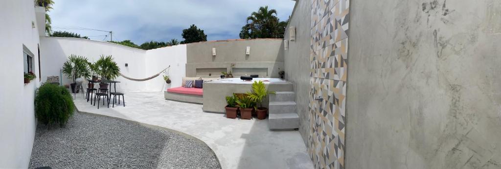 a courtyard of a building with a table and chairs at Casa Rústica com Spa in Arraial d'Ajuda