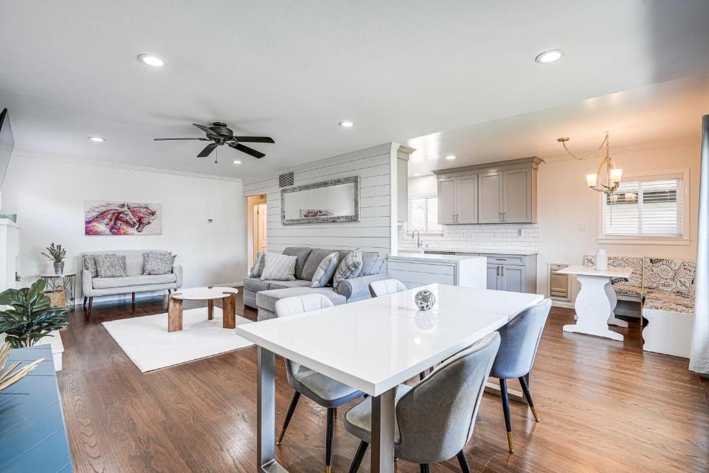 Køkken eller tekøkken på Private Zen Garden and Fireplace Chic Hayward Oasis