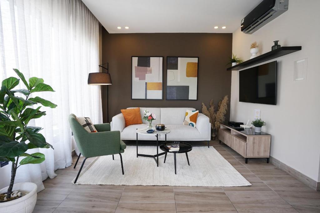 Televisyen dan/atau pusat hiburan di Breakfast Included at Regatta Living 802