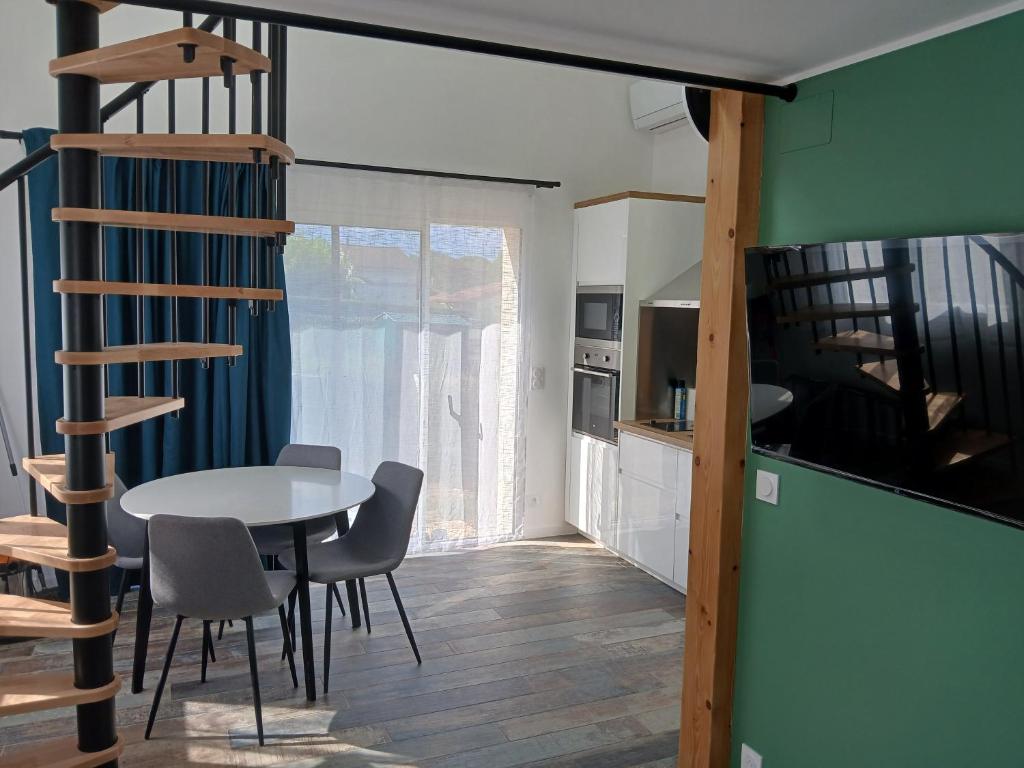 a kitchen and dining room with a table and chairs at casa martinez in Artigues-près-Bordeaux