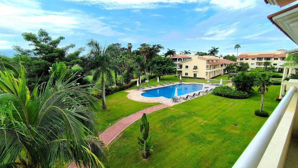 Una vista aérea de un patio con piscina. en Exclusive Luxury condo – Comfort & Style, en Nuevo Nayarit