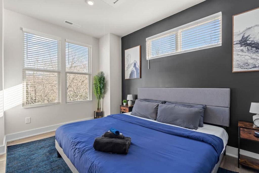 Ένα ή περισσότερα κρεβάτια σε δωμάτιο στο Luxe King 3BR Townhouse Mins to Uptown CLT