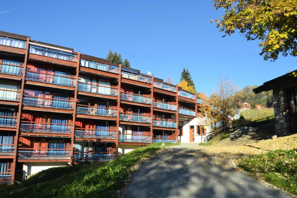 アーク 1801にあるRésidence Nova - Appartement 2 pièces 6 personnes proche des pistes, des commerces, de la garderie et de l'ESF au centre de la station d’Arc 1800 MAE-2030の側面にバルコニーがある建物