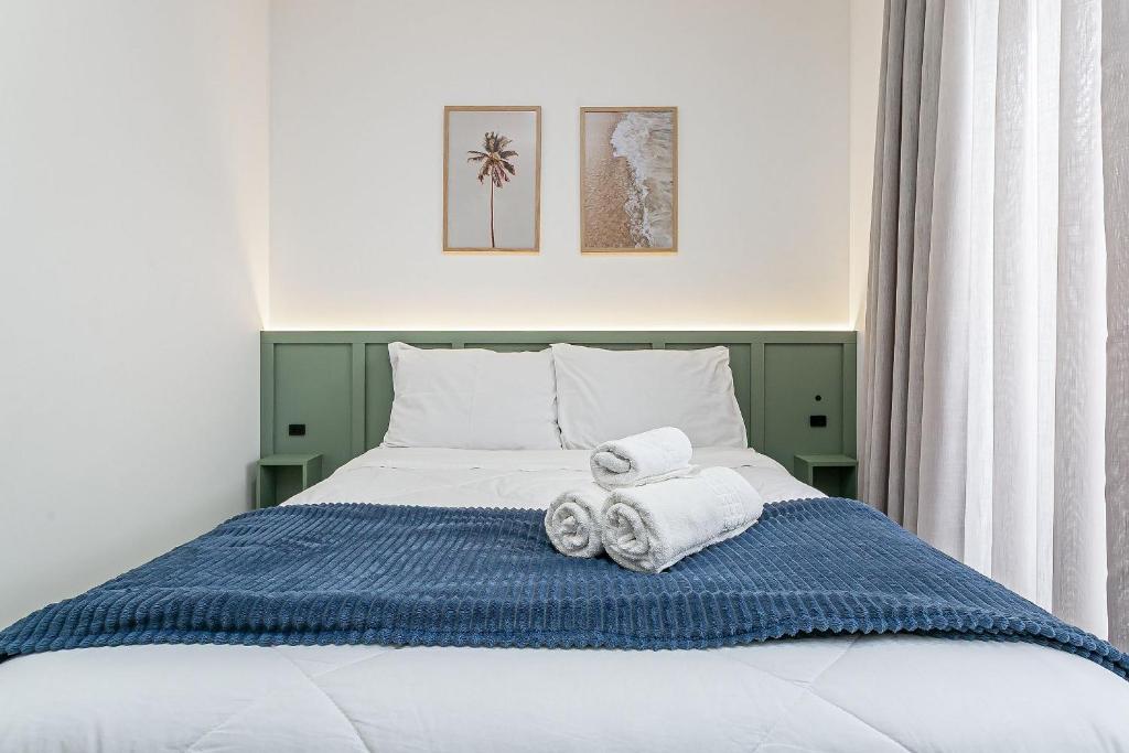 Un dormitorio con una cama con toallas. en Studios Montblanc Campeche, en Florianópolis