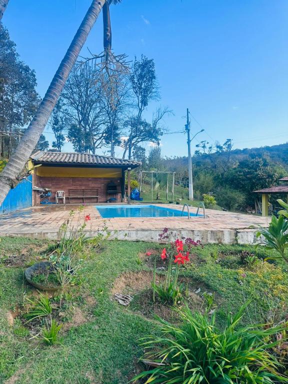 ein Haus mit einem Swimmingpool im Hof in der Unterkunft Sítio do Ademir in Jaboticatubas