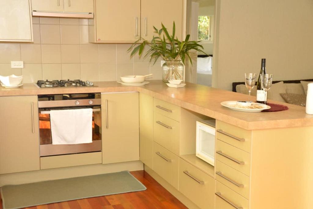 Happiness is Huia a block from the lake - Resim 4