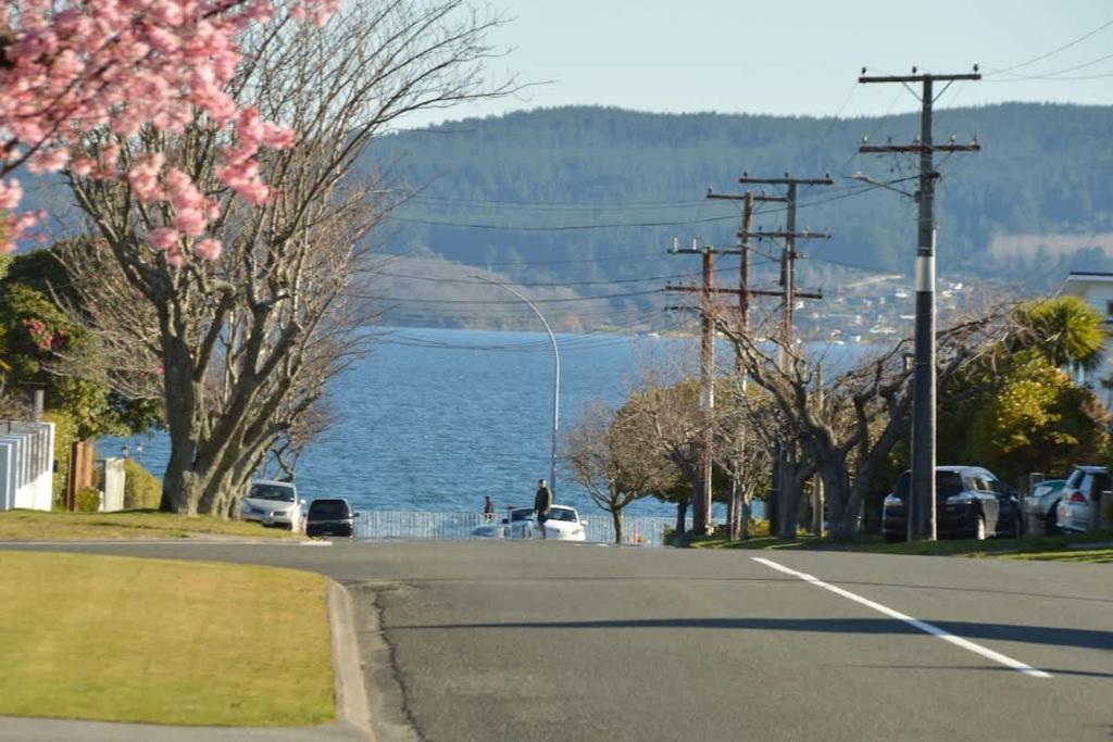 Happiness is Huia a block from the lake - Resim 1