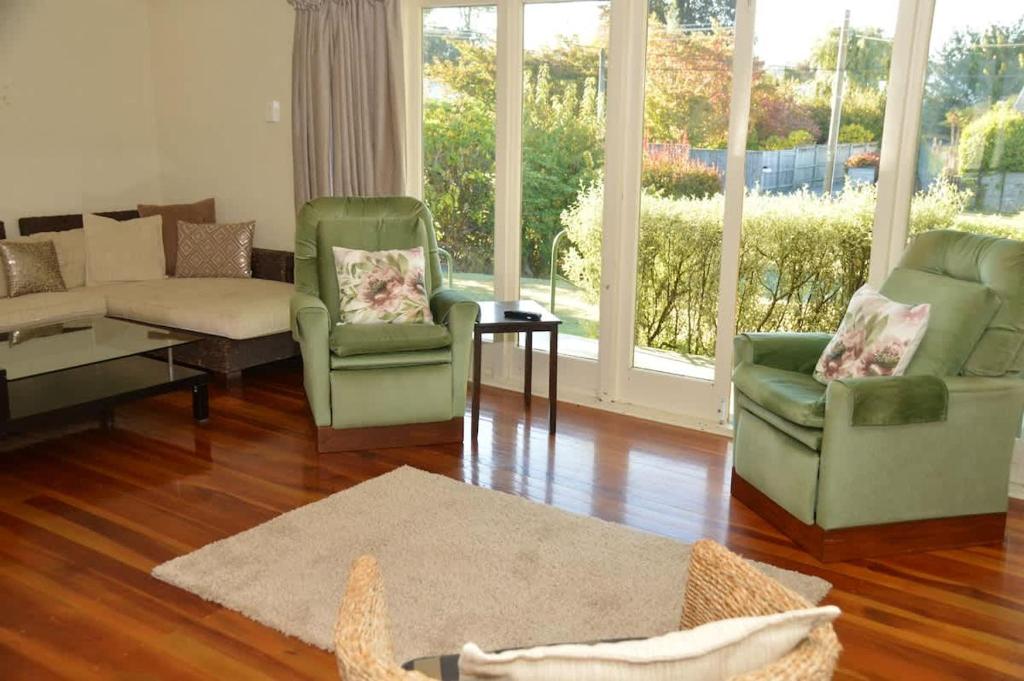 Happiness is Huia a block from the lake - Resim 6