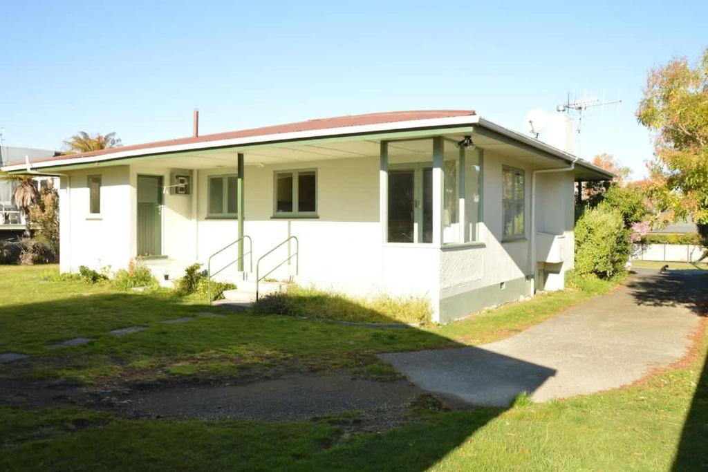 Happiness is Huia a block from the lake - Resim 12