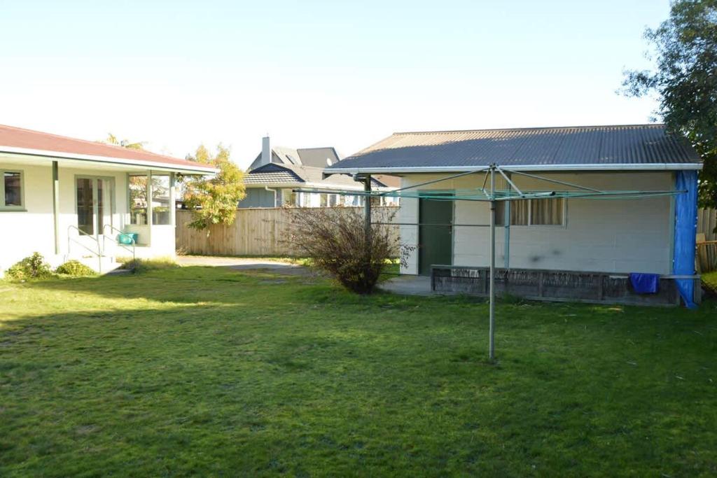 Happiness is Huia a block from the lake - Resim 13